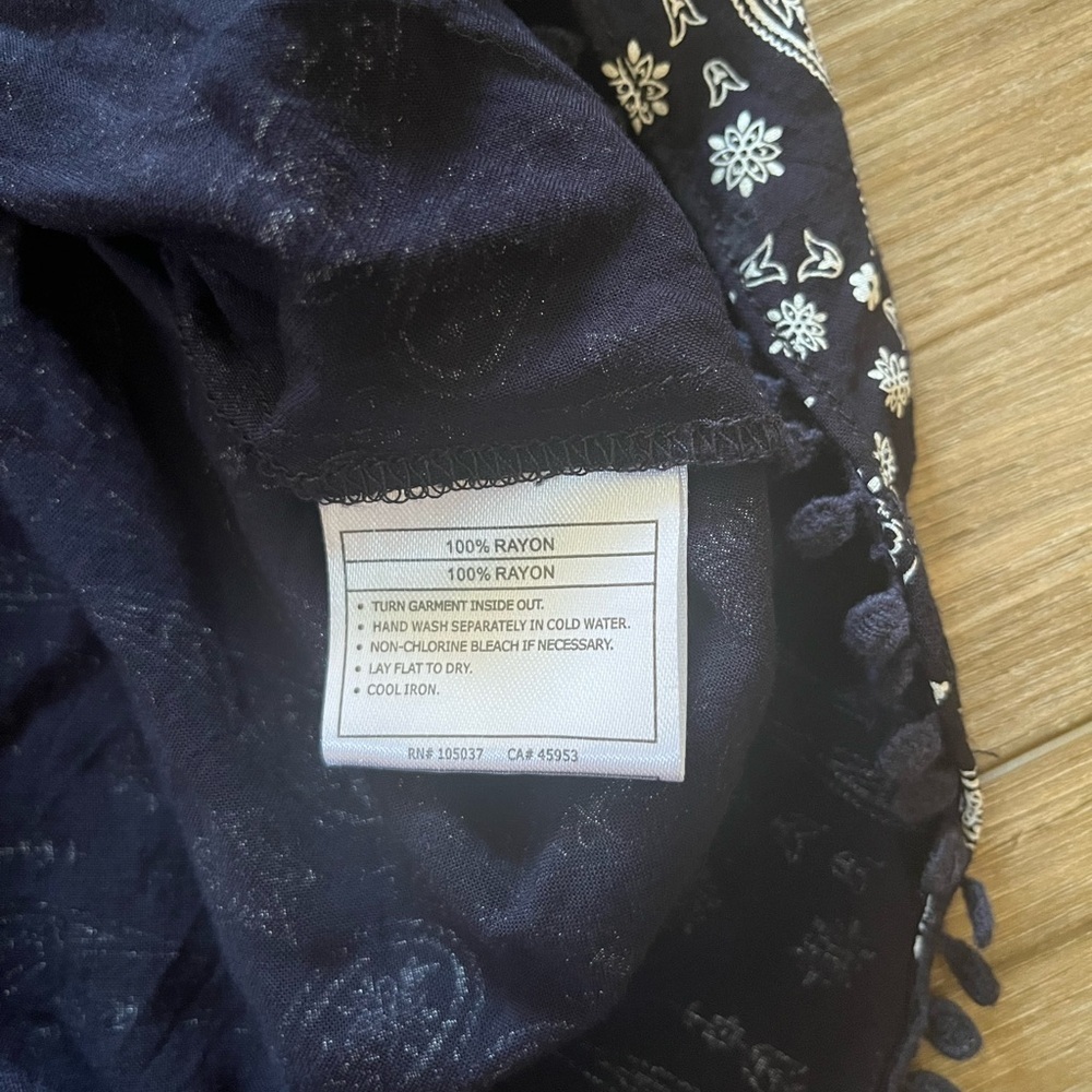 Ariat Navy and White Floral Women's Blouse - Picture 5 of 5